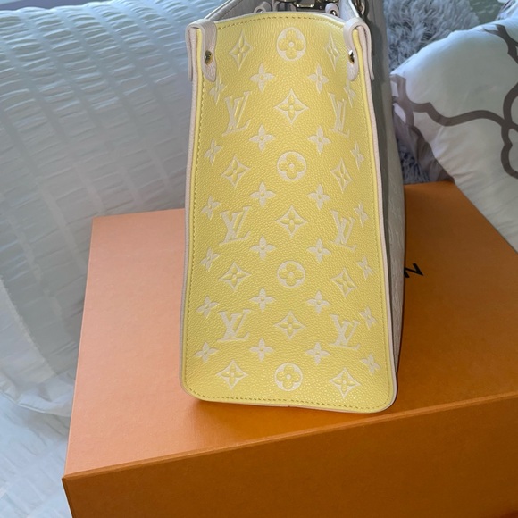 Louis Vuitton OntheGo MM - Picture 5 of 11